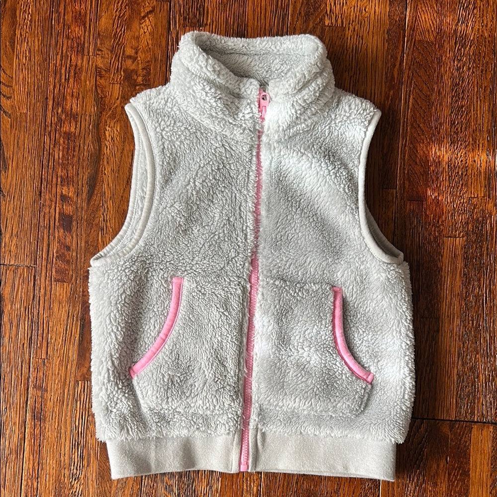 H&M Girls Light Gray Sherpa Zip-up Vest Size 2-4 years.